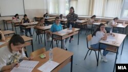 Матурантите полагаат државна матура по мајчин јазик, илустрација 