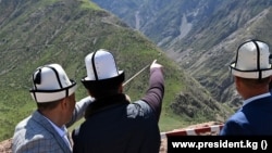 8-июнда гидротоннель түшчү жерде жардыруу болду. Ага президент баштаган бийлик өкүлдөрү катышты. 2022-жыл.