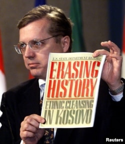 ელჩი დევიდ შეფერი სიტყვით გამოდის კოსოვოში გენოციდის შესახებ