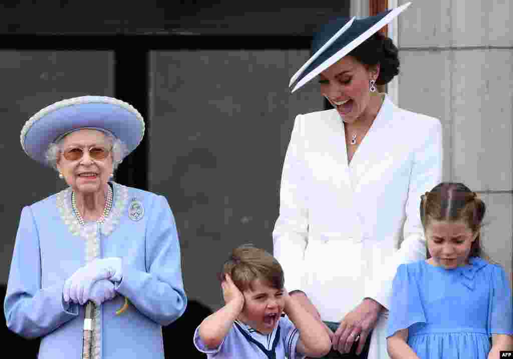 96-гадовая каралева 2 траўня зьявілася на бальконе Бэкінгемскага палаца ў суправаджэньні іншых чальцоў каралеўскай сям'і, каб паглядзець на паветраны парад. Пазьней, аднак, Бэкінгемскі палац паведаміў, што Лізавета II адчула &laquo;некаторы дыскамфорт&raquo;, таму была вымушана адмовіцца ад рэлігійнай службы ў саборы Сьвятога Паўла, прызначанай на 3 чэрвеня.