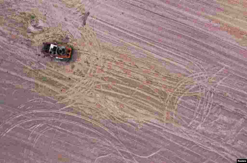 Уништено воено возило во претходно минирано поле со жито во Чернихив, северна Украина, кон крајот на мај. Во нормална земјоделска сезона, земјоделците во Украина би работеле според строг распоред во зависност од земјоделските култури. Сега, земјоделците мора да чекаат да биде безбедно за садење -- често ноќе под превезот на темнината. Тешкотиите со кои се соочуваат земјоделците се многу: сериозен недостиг на дизел гориво, неселективни артилериски напади, мини, остатоци од оклопни возила во нивните ниви и недостиг на персонал. &nbsp;