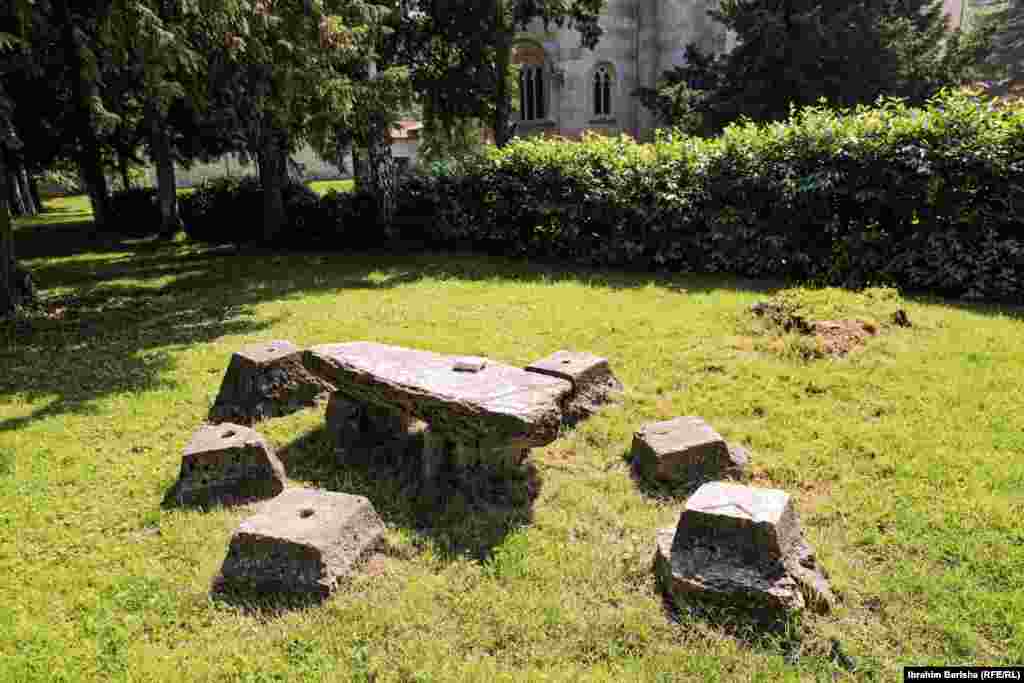 Një pamje brenda oborrit të manastirit.&nbsp;