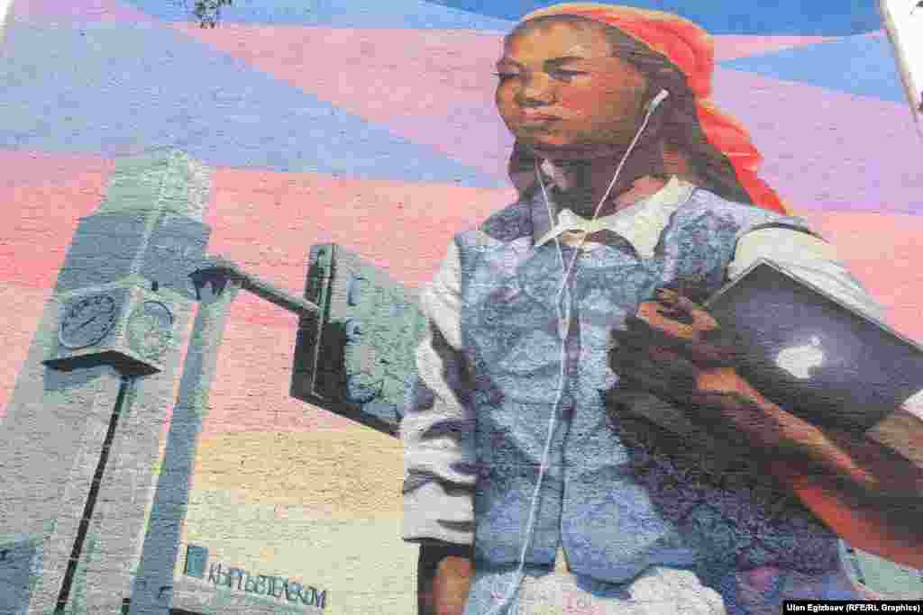 Кыргыз кызынын колундагы "Apple" компаниясы чыгарган планшеттин эн белгиси тиштелген алмурутка алмаштырылган. Сүрөтчүлөр аталган компаниянын автордук укугун бузбоо максатында тиштелген алмадан баш тартышкан. 