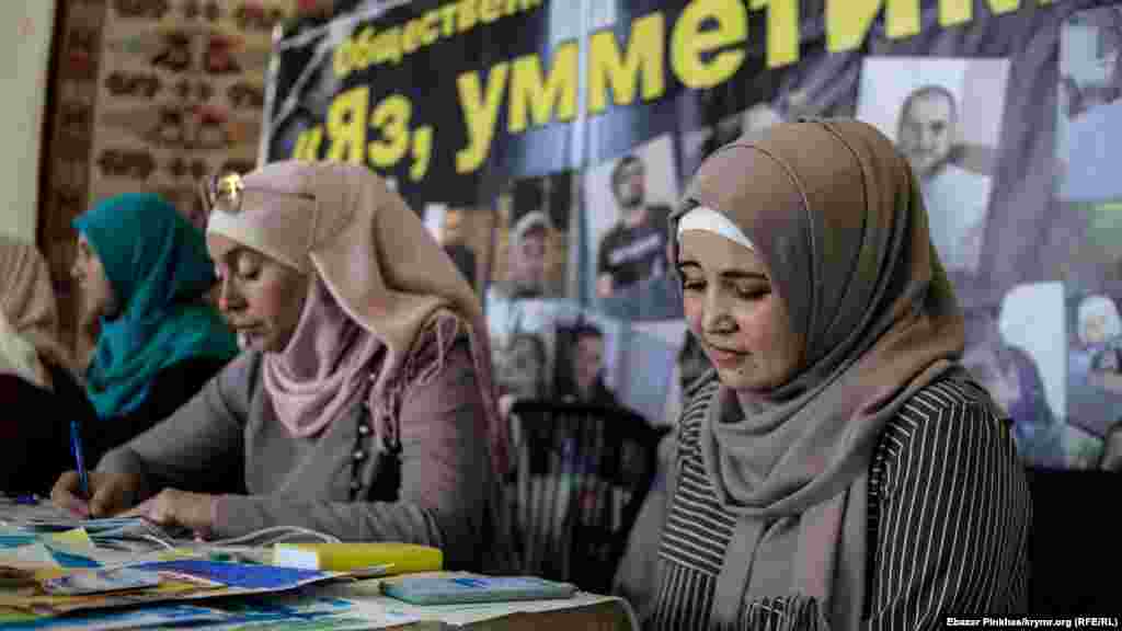 Lütfiye Züdiyeva "Yaz ümmetim" teşebbüsiniñ stendi yanında mektüp yazmaqqa davet ete