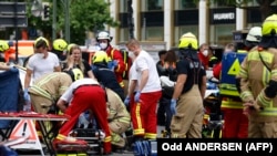 Берлиндин борборунда куткаруучулар жабыркагандарга жардам берип жатышат. 8-июнь, 2022-жыл.  