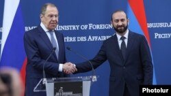 Министр иностранных дел России Сергей Лавров (слева) и глава МИД Армении Арарат Мирзоян на пресс-конференции, Ереван, 9 июня 2022 г.