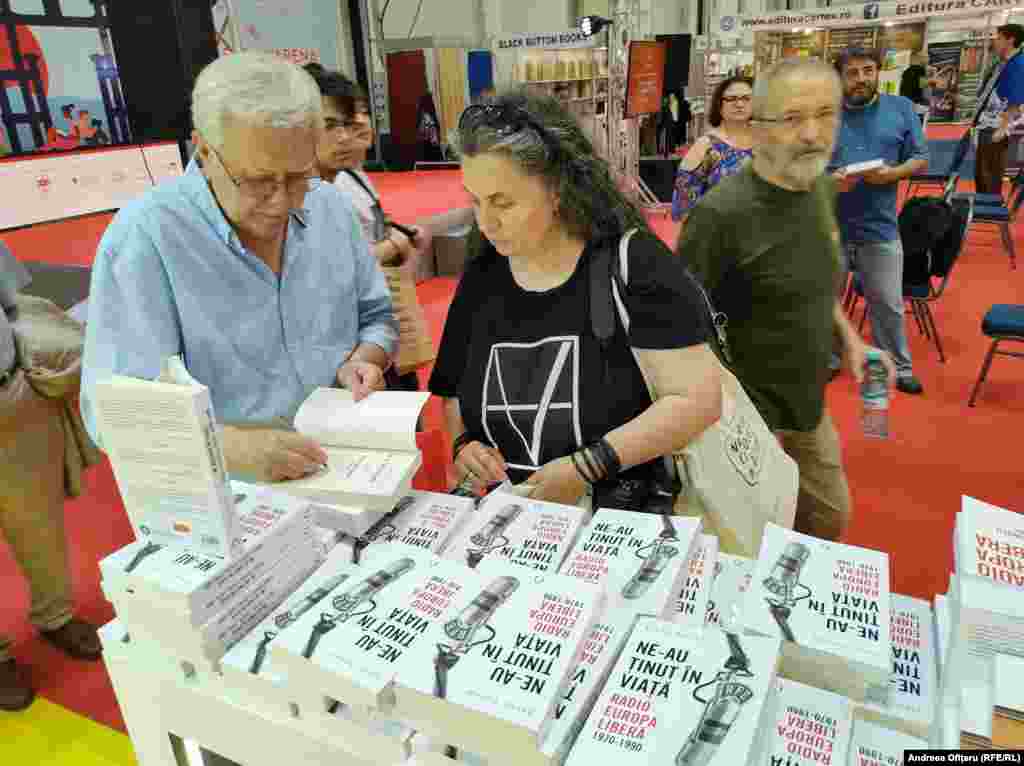 Liviu Tofan spune că cei care lucrau la Radio Europa Liberă erau conștienți de pericolul securității, care urmărea inclusiv să-i asasineze, dar &bdquo;nu prea erau cu gândul la acest pericol&rdquo;. Radio Europa Liberă a fost o țintă predilectă a securiștilor după venirea la conducerea Direcției de Informații Externe a generalului Nicolae Pleșită. Acesta a pus la cale mai multe tentative de asasinat, inclusiv atentatul dus la îndeplinire de Carlos Șacalul, în 1981. &bdquo;Nici măcar KGB-ul nu încercase o asemenea operațiune&rdquo;, spune Liviu Tofan.&nbsp;