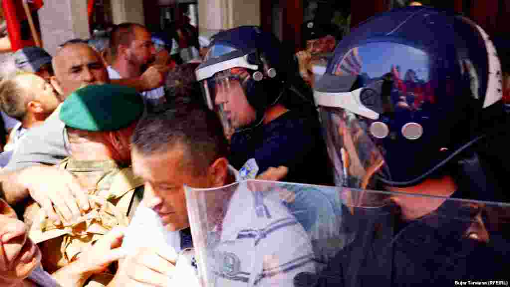 Në Prishtinë po protestojnë veteranët e Ushtrisë Çlirimtare të Kosovës.&nbsp;