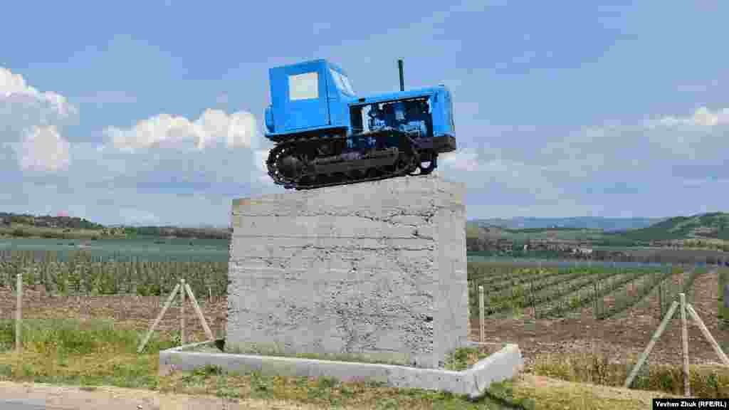 Біля виноградників на постаменті трактор КД-35, що пропрацював понад 40 років на полі балаклавської агрофірми &laquo;Золота Балка&raquo;. На пам'ятнику напис &laquo;Ветерану виноградних плантацій&raquo;