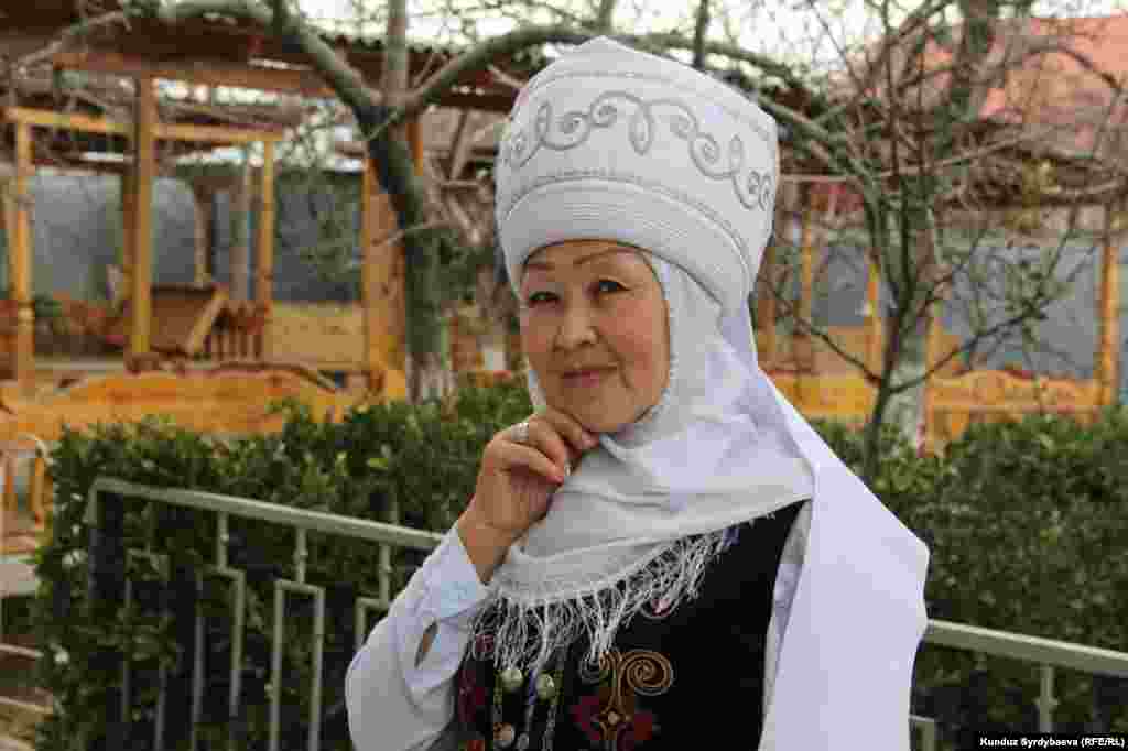 Азимгүл Жакшылыкова "Умай эне" коомдук фондунун жетекчиси. Ысык-Көлдө активист аял, кыргыздын улуттук баалуулуктарын аздектеп келген аялзаты.