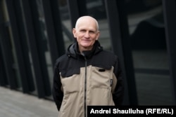 ალეს ბიალიაცკი, 2022 წლის ნობელის პრემიის ლაურეატი მშვიდობის დარგში. ვილნიუსში, ციხიდან გათავისუფლებიდან სამი დღის შემდეგ. 2025 წლის 16 დეკემბერი.