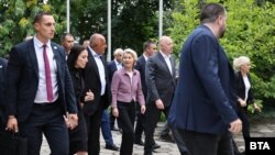 Фон дер Лайен беше придружена от Желязков, както и Бойко Борисов и други официални лица по време на посещението на ВМЗ-Сопот.