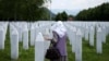 Një myslimane boshnjake viziton varrezat në Memorialin e Gjenocidit të Srebrenicës në Potoçari më 8 qershor 2021. 
