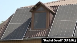 Баъзе аз сокинон бо гузоштни панелҳои офтобӣ мушкили бебарқиро ҳал кардаанд