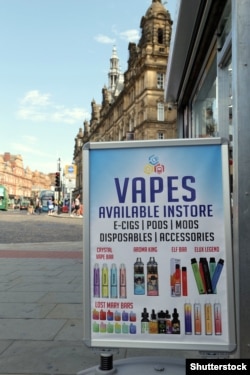ერთჯერადი ვეიპების სარეკლამო დაფა აკრძალვამდე ბრიტანეთის ქალაქ ლიდსში.