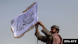 Թալիբ զինյալը մեքենայի վրա է տեղադրում շարժման դրոշը, Քաբուլ, 17 օգոստոսի, 2021թ.