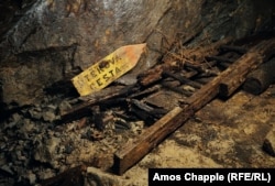 Un indicator arată ieșirea din interiorul unei mine de uraniu abandonate din nordul Boemiei.