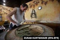 მეთონე შოთებს აცხობს, 2022 წელი.