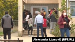 Iz Unije poslodavaca Crne Gore kažu za RSE da zloupotreba bolovanja nije drastično izraženija za vrijeme COVID pandemije, što potvrđuju i brojke iz predpandemijskih godina. (Foto: Red pred COVID centrom u Podgorici, novembar 2021)