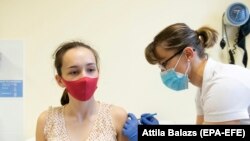 Лекар дава руска вакцина Спутник V на една млада жена во болница во Нирегихаза, Унгарија 