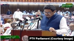 مفتاح اسماعیل وویل حکومت د سرکاري کارکوونکو په تنخاګانو کې د ۱۵ فیصده اضافې وړاندیز کړی - د جون ۱۰مې انځور.