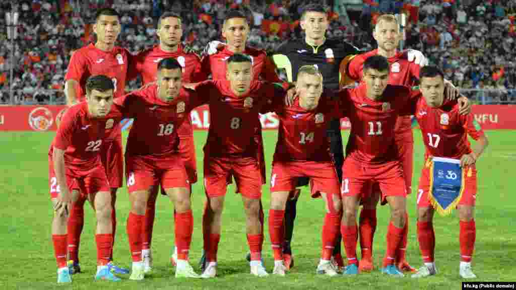 Оюнга чыккан Кыргызстандын курамы:&nbsp;Дарбазачы:&nbsp;Эржан Токотаев&nbsp;("Туран", Казакстан)&nbsp;Коргоочулар:&nbsp;Александр Мищенко ("Дордой"),&nbsp; Валерий Кичин ("Енисей", Орусия),&nbsp; Тамирлан Козубаев ("Истерн", Гонконг).&nbsp;Жарым коргоочулар:&nbsp;Бекжан Сагынбаев ("Дордой"),&nbsp; Кайрат Жыргалбек уулу ("Аксу", Казакстан),&nbsp; Фархат Мусабеков ("Туран", Казакстан),&nbsp;Алимардон Шукуров ("Неман", Беларусь),&nbsp; Гүлжигит&nbsp;Алыкулов&nbsp; ("Кайрат",&nbsp;Казакстан),&nbsp;Одилжон Абдурахманов&nbsp;("Бунедкор",&nbsp; Өзбекстан),&nbsp;&nbsp;Чабуулчулар:&nbsp;Эрнист Батырканов ("Абдыш-Ата").&nbsp;