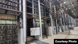 Ряды с видеокартами на майнинговой ферме в Экибастузе