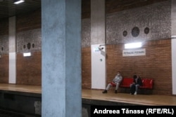 Până în luna iunie, transportul cu metroul era considerat cel mai rapid din București. Din iulie, timpul de așteptare a unui tren este și de 15 minute, iar un călător poate ajunge să piardă câte jumătate de oră în fiecare zi de navetă.