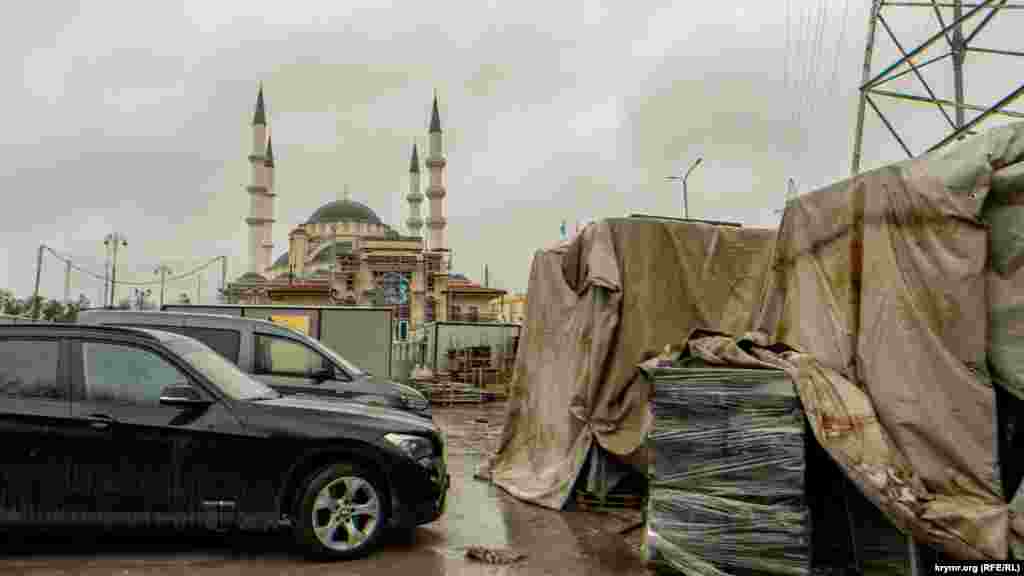 На початку 2021 року Володимир Путін доручив російській і підконтрольній їй кримській владі &laquo;надати необхідне сприяння&raquo; у завершенні робіт з будівництва Соборної мечеті. Документ із текстом доручення було опубліковано на сайті Кремля 18 травня &ndash; у річницю депортації кримських татар. Згідно з документом, відповідальні за завершення будівництва мечеті &ndash; російський глава Криму Сергій Аксьонов (за документами &ndash; Аксенов) і прем'єр-міністр Росії Михайло Мішустін. Опрацювати це питання чиновникам потрібно було до 1 жовтня 2021 року, після чого вони мали виступити перед російським президентом із відповідною доповіддю. Однак інформації про таку доповідь не було