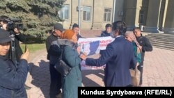 Родственники задержанного кыргызстанца разговаривают с замглавы кабмина Эдилем Байсаловым. 12 ноября 2021 года. 