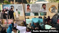 د کراچۍ پوهنتون بلوڅ زده کوونکي تور پورې کوي چې پولیسو د دوی دوه ملګري دودا الهي او ګمشاد بلوڅ له ځان سره بېولي دي.