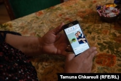 Ketevan Jinchveladze shows a photo of her with Bakradze at the clinic.