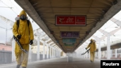 Ekipet e emergjencave duke dezinfektuar rrugët në Moskë. Nëntor, 2021.