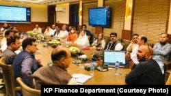 د خيبرپښتونخوا د خزانې وزير تيمور سليم جګړا په دې وزارت کې د يوې غونډې مشري کوي - عکس له ارشېفه 