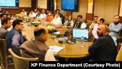 د تيمور سليم جګړا په مشرۍ د خيبر پښتونخوا د خزانې وزارت غونډه کيږي. (انځور له ارشيفه) 