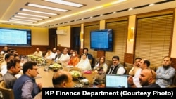 د خيبر پښتونخوا حکومتي وزیر پورې کړی چې وفاقي حکومت د صوبايي حکومت لپاره مالي ستونزې پیدا کوي - پخوانی انځور