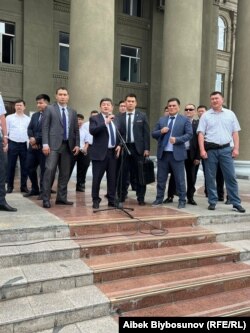 К участникам акции протеста вышел глава кабмина Акылбек Жапаров.