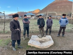 Таза сууну талкуулаган айылдыктар.