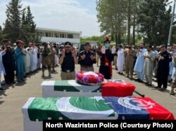 چارواکي د جون پر ۲۸مه په شمالي وزیرستان کې د دوو پولیسانو تر جنازې وروسته دوعا کوي.
