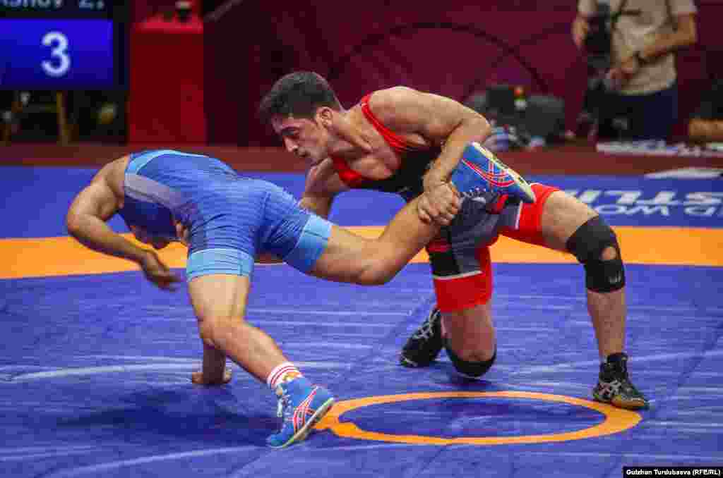 "Бишкек-Арена" муз майданында күрөш боюнча 17 жана 23 жашка чейинки курактагы балбандар арасында Азия чемпионаты өтүүдө. Ага 21 өлкөнүн жаш балбандары катышууда. Үч күндөгү таймаштардын жыйынтыгында Кыргызстандын 17 жашка чейинки балбандары беш алтын, бир күмүш жана беш коло байге алышты. Кыргызстандын грек-рим күрөшү боюнча уландар курама командасы (U-17) төрт алтын, бир күмүш жана эки коло байге алып, командалык эсепте 11 өлкөнүн ичинен 1-орунду ээледи. Кыздардын эркин күрөшүнөн Кыргызстандын кыздар командасы (U-17) бир алтын жана үч коло байге алып, сегиз өлкөнүн арасынан 4-катарга чыкты.&nbsp;Эркин күрөш боюнча таймаштар эртең уланат.&nbsp;