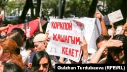 Балдар менен аялдардын укуктарын коргоо боюнча кезектеги акция.  Бишкек, Кыргызстан. 8-июль, 2022-жыл.