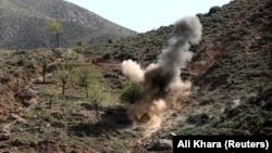 د خیبر پښتونخوا په قبایلي ضلعو، په ځانګړې توګه جنوبي وزیرستان کې لا هم وخت په وخت د ځمکلاندې بمونو د چاودنو پېښې رپورټ کېږي.