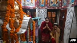 د پاکستان په يوه ګوردواره کې سېکان عبادت کوي - پخوانی انځور