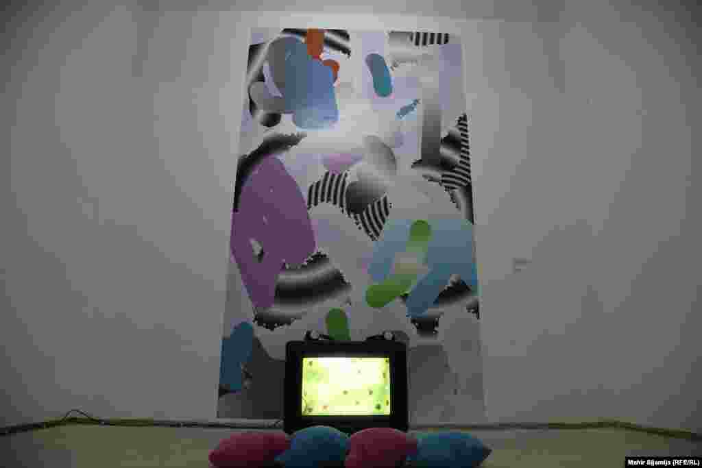 Vepra e artistes Laureta Hajrullahu flet për të ardhmen e feminizmit në të gjithë hapësirën kibernetike. Për këtë vepër, artistja është frymëzuar nga estetika e video-lojërave dhe rëndësia që kishin ato për lëvizjen feministe nga fundi i shekullit 20 deri në fillim të shekullit 21. Vepra, siç thotë artistja, e zhvendos luftën feministe në hapësirën virtuale. &nbsp;