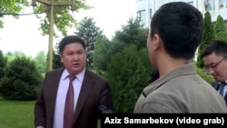 Корреспондент «Азаттыка» встретил Талатнбека Иманова на выходе из «Белого дома».