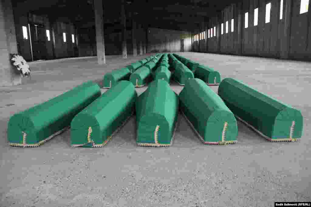 Ковчезите со посмртните останки на 50 жртви беа донесени во Меморијалниот центар Поточари ден пред погребот, 10 јули 2022 година.