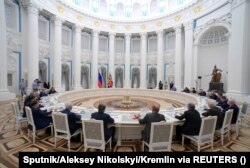 პუტინის შეხვედრა რუსეთის სახელმწიფო სათათბიროს წევრებთან კრემლში. 2022 წლის 7 ივლისი