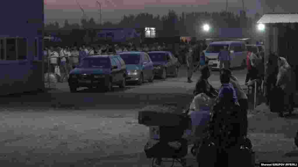 "Дўстлик" чегара божхона постидан юк олиб ўтиш қош қорайгач ҳам тўхтамайди.