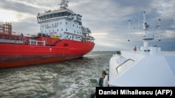 Ucraina a avut și are mari probleme cu transportul cerealelor pe Dunăre. Canalul Sulina a fost multă vreme sufocat de nave, iar adâncirea canalului Bâstroe ar putea fi o soluție. Subiectul a fost însă speculat la București. 