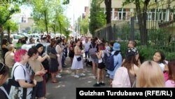 Зомбулукка каршы соттун алдына акцияга чыккандар. 8-июль, 2022-жыл.
